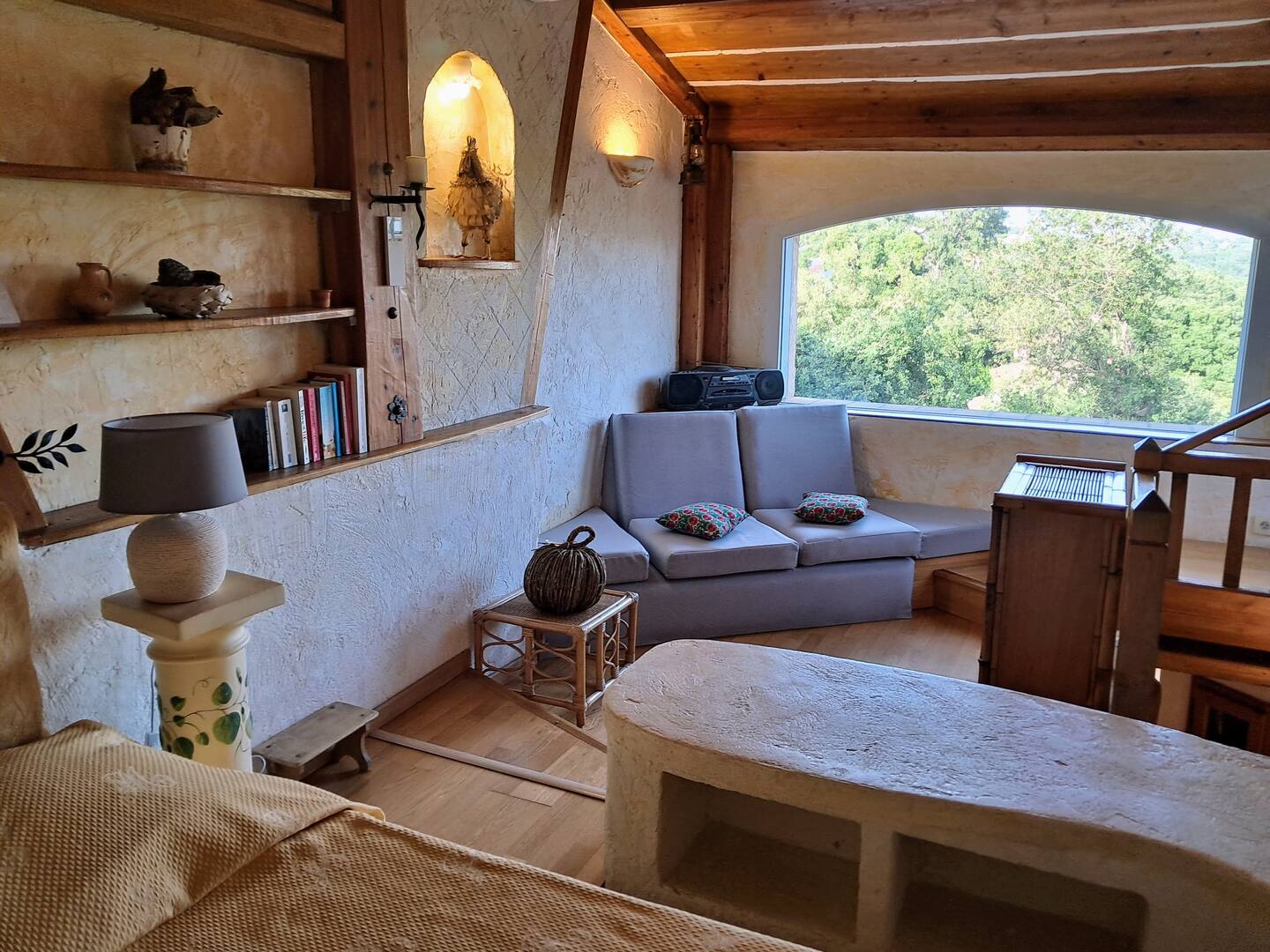 Salon lumineux avec vue sur l'Estérel